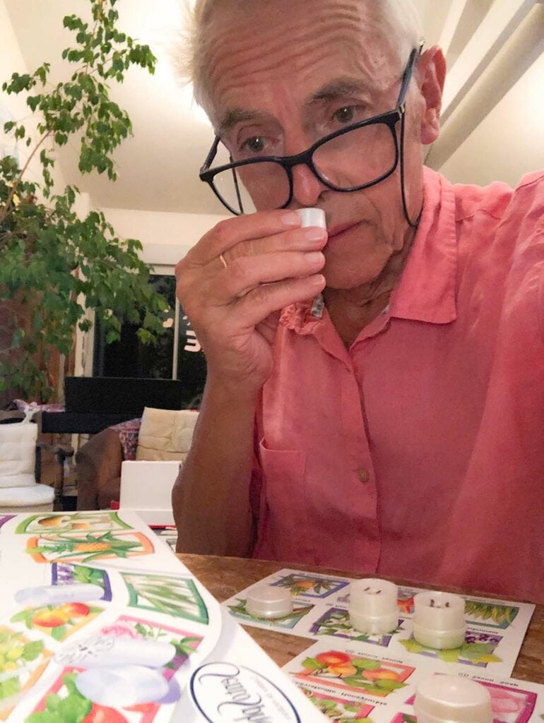 Jacques en pleine séance d'olfaction du jeu des odeurs