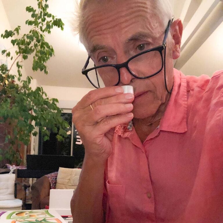 Jacques en pleine séance d'olfaction du jeu des odeurs