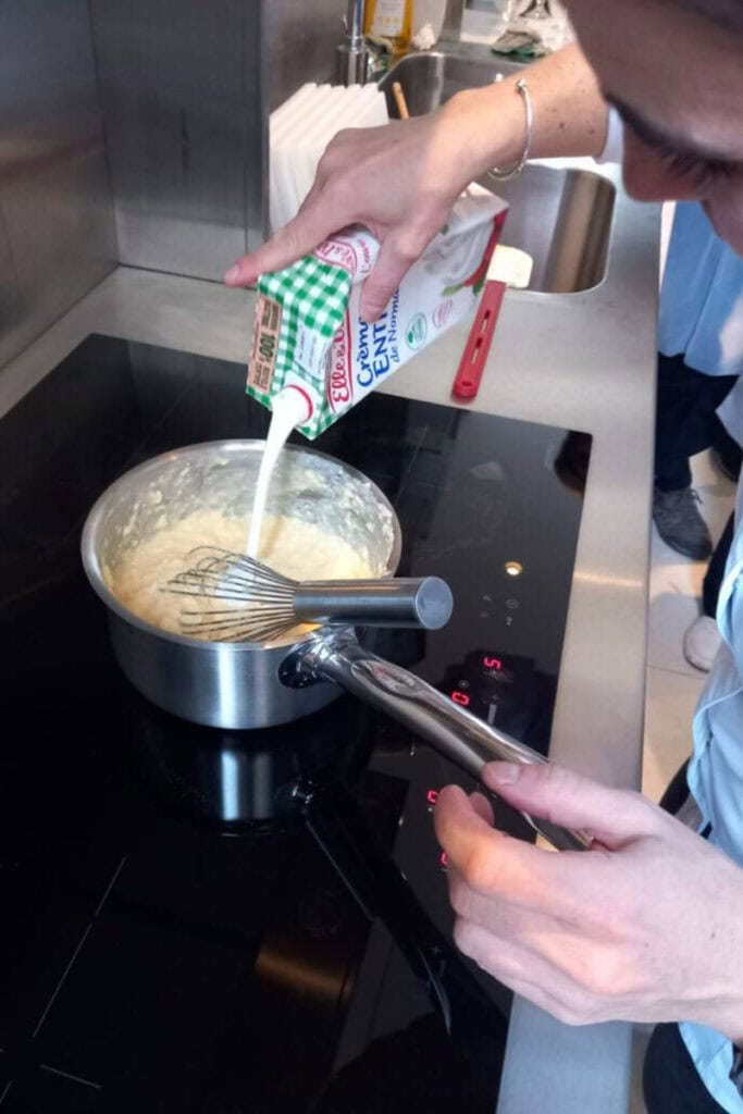 Cheffe Eugénie Béziat en pleine préparation d'oeufs brouillés