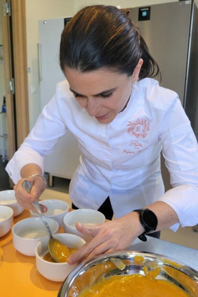 Cheffe Eugénie Béziat en pleine préparation d'une panna cotta à la mangue